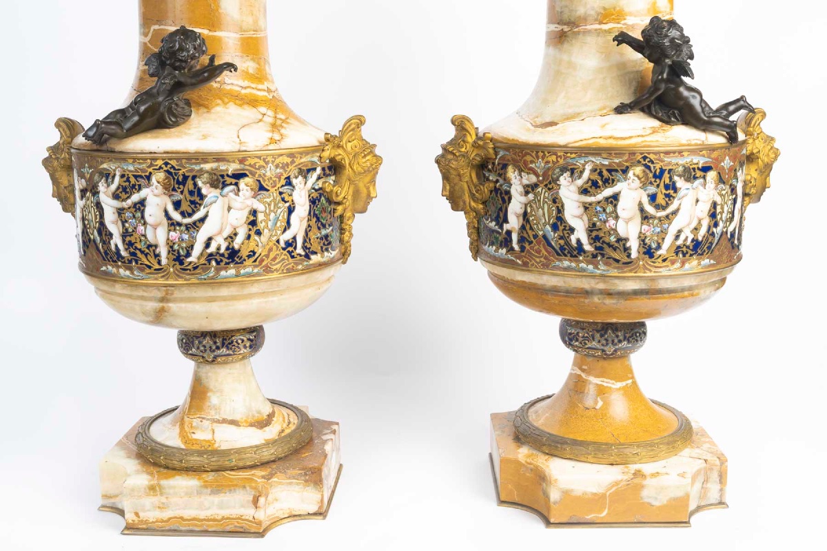 Rare paire de vases en onyx d’Algérie et bronze doré, décor aux putti – 19e siècle-photo-1