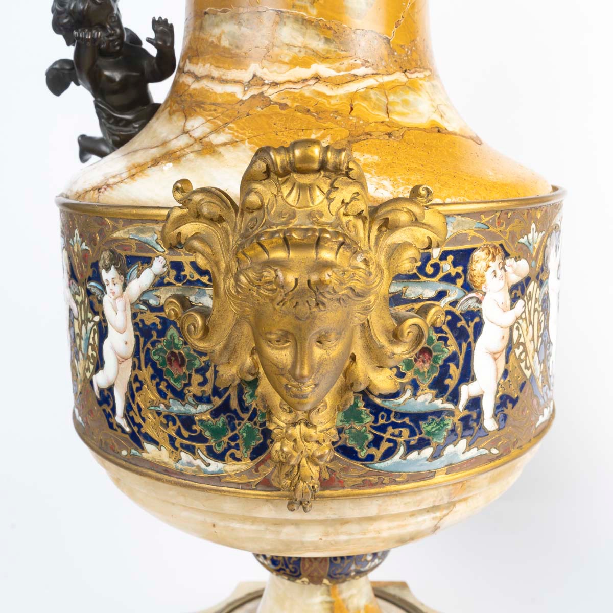Rare paire de vases en onyx d’Algérie et bronze doré, décor aux putti – 19e siècle-photo-2