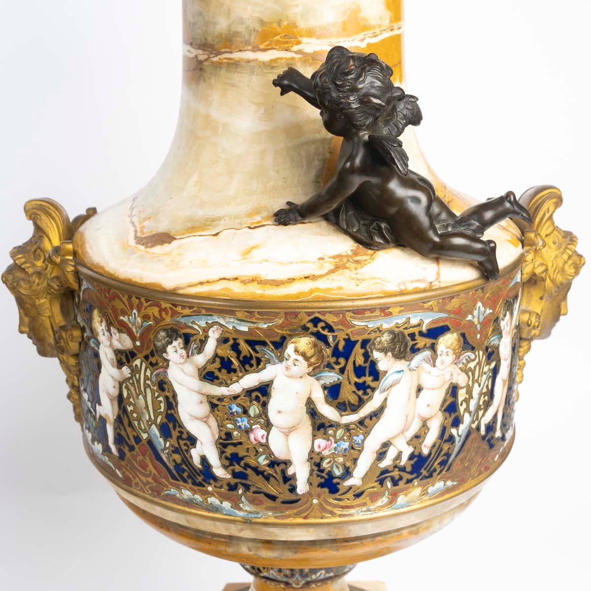 Rare paire de vases en onyx d’Algérie et bronze doré, décor aux putti – 19e siècle-photo-3