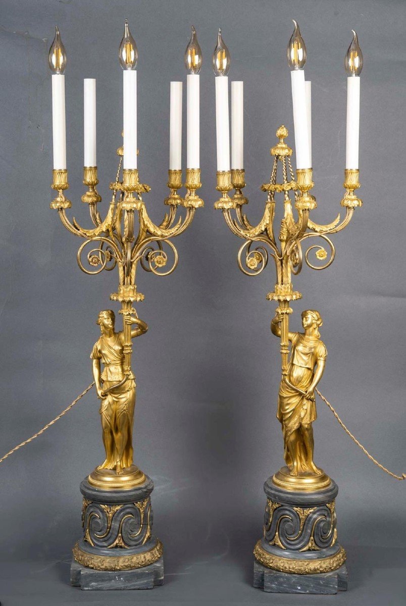 Paire de candélabres en bronze ciselé et doré, style Louis XVI