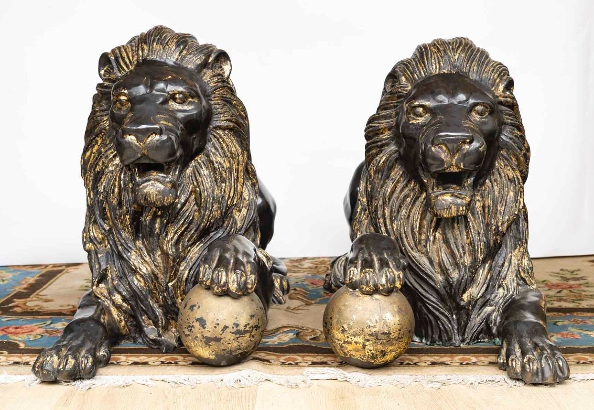 Rare paire de lions en bronze patiné et doré – 19ᵉ siècle
