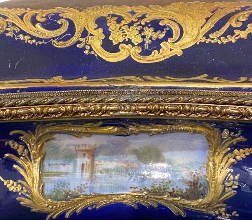 BOÎTE EN PORCELAINE ÉMAILLÉE ET DORÉE, 19ᵉ SIÈCLE-photo-1