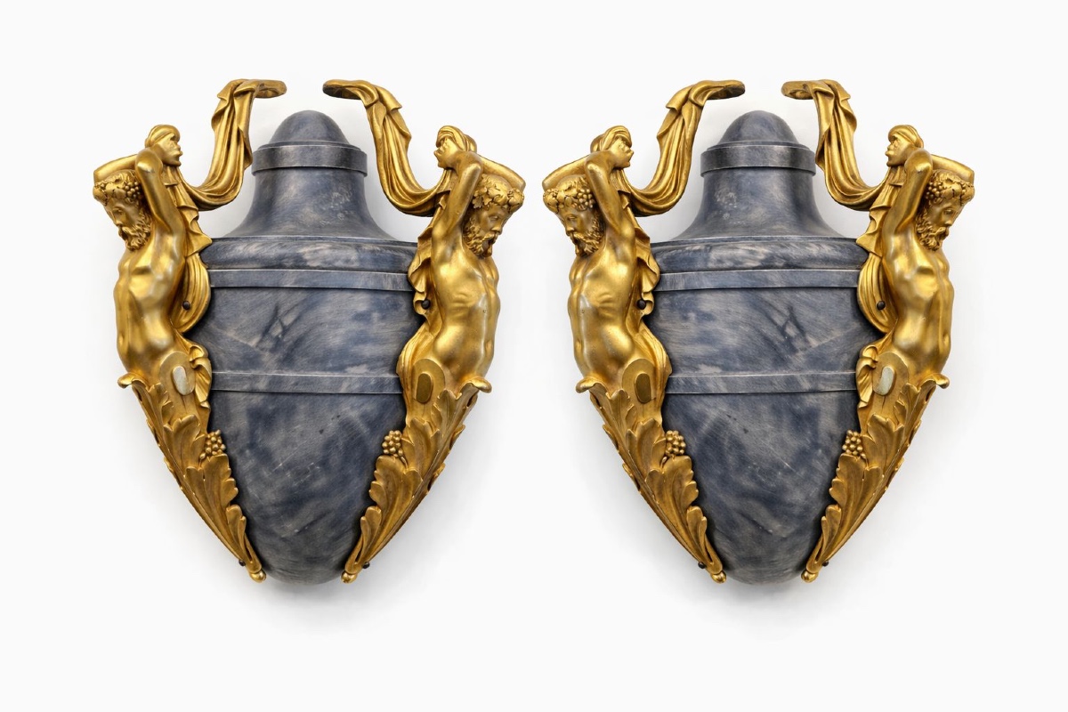 Paire de vases muraux en bois patiné et bronze doré – Style néoclassique, 19e siècle