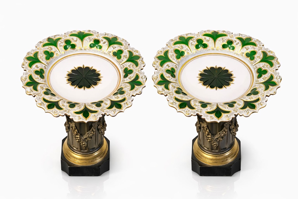 Paire de coupes en opaline overlay - Style néoclassique, 19e siècle