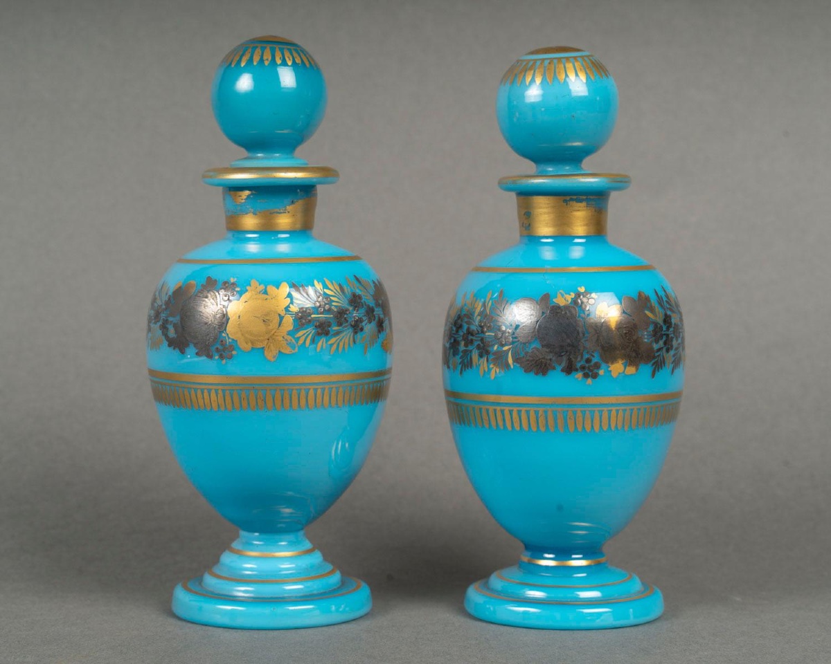 Paire de flacon en opaline, emaille par jean-babptiste desvignes, Charles X