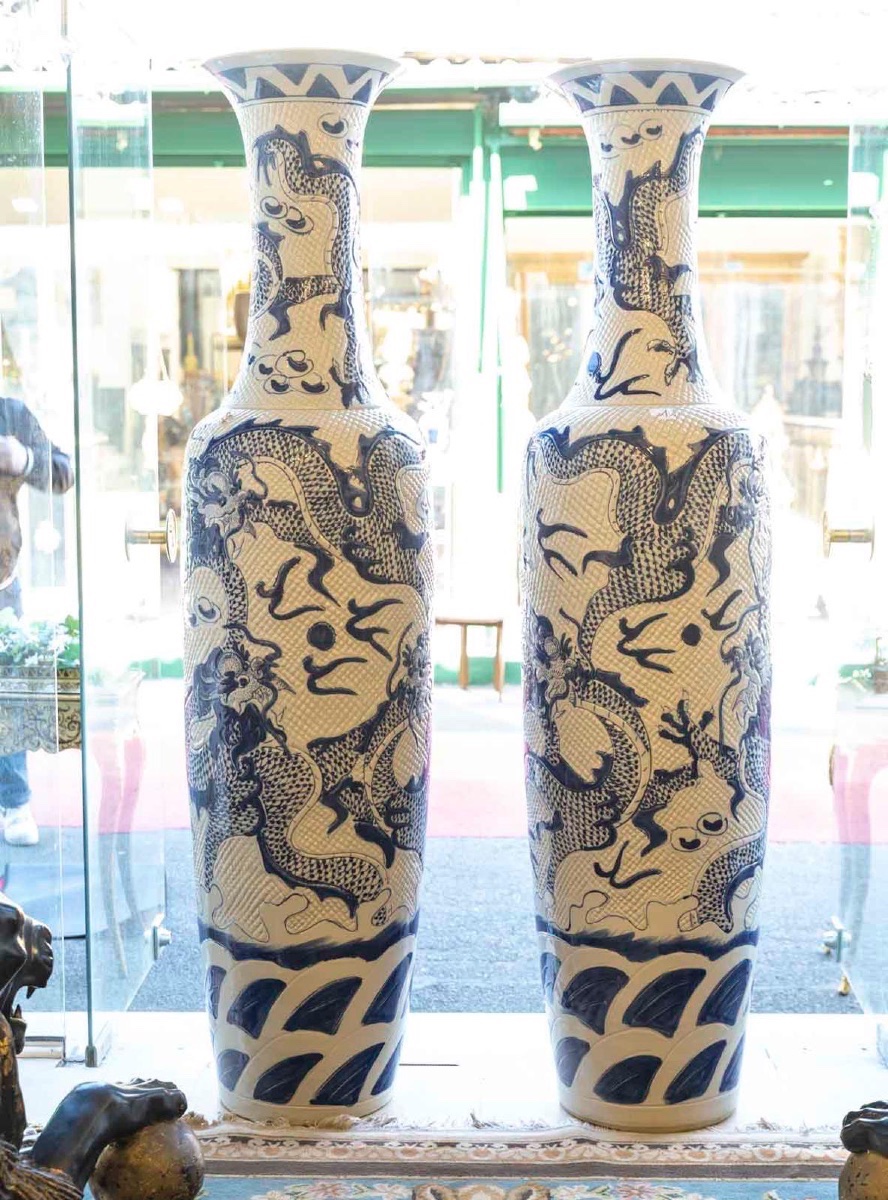 Paire de grands vases en porcelaine bleu et blanc à décor de dragons-photo-2