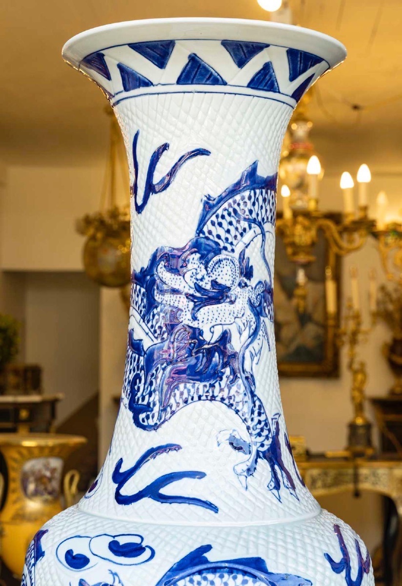 Paire de grands vases en porcelaine bleu et blanc à décor de dragons-photo-1