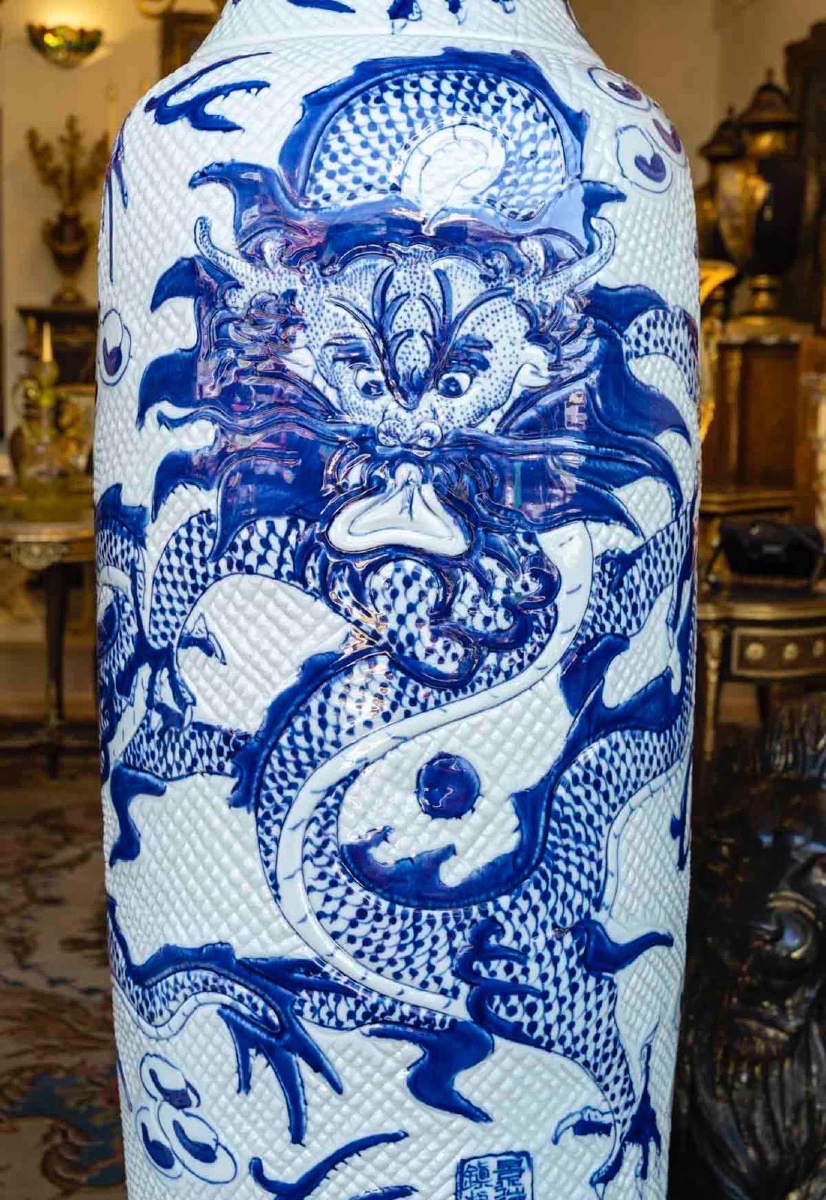 Paire de grands vases en porcelaine bleu et blanc à décor de dragons-photo-3