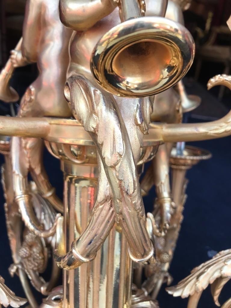 Lustre en bronze doré de style Louis XVI aux enfants musiciens-photo-1