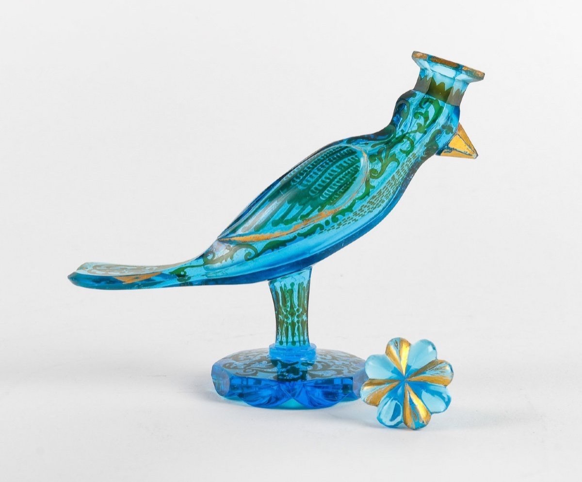 Flacon Oiseau de Bohême en verre bleu à décor émaillé argenté et doré