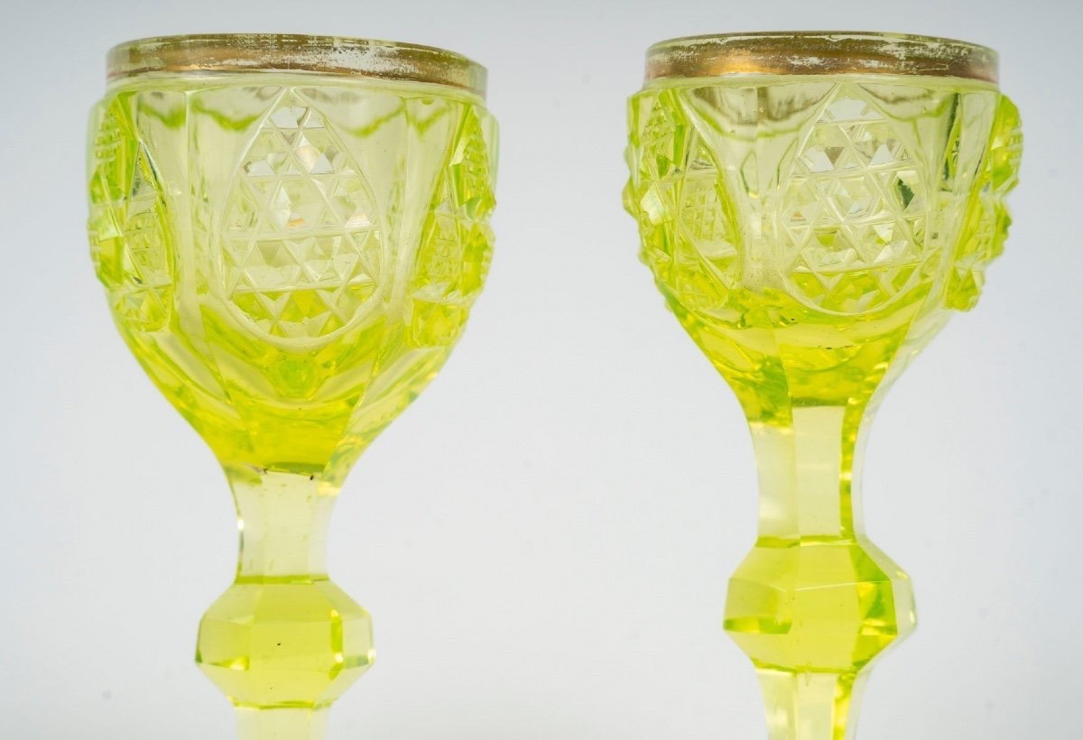 Ensemble en ouraline composé d’un flacon et de deux verres, 19ᵉ siècle-photo-1