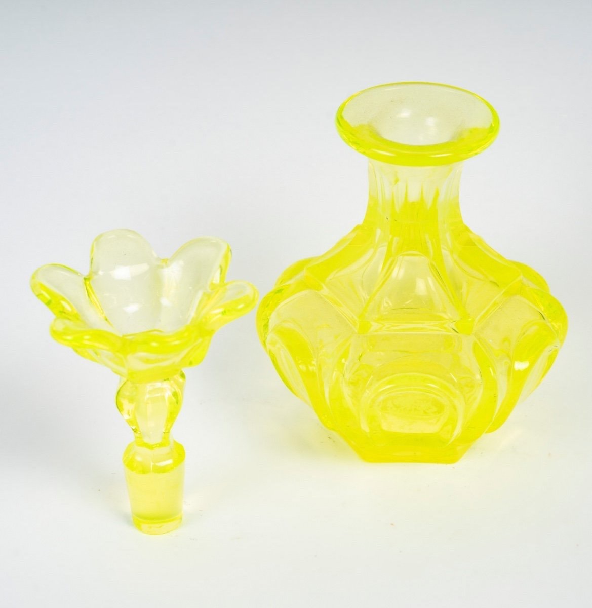Ensemble en ouraline composé d’un flacon et de deux verres, 19ᵉ siècle-photo-4