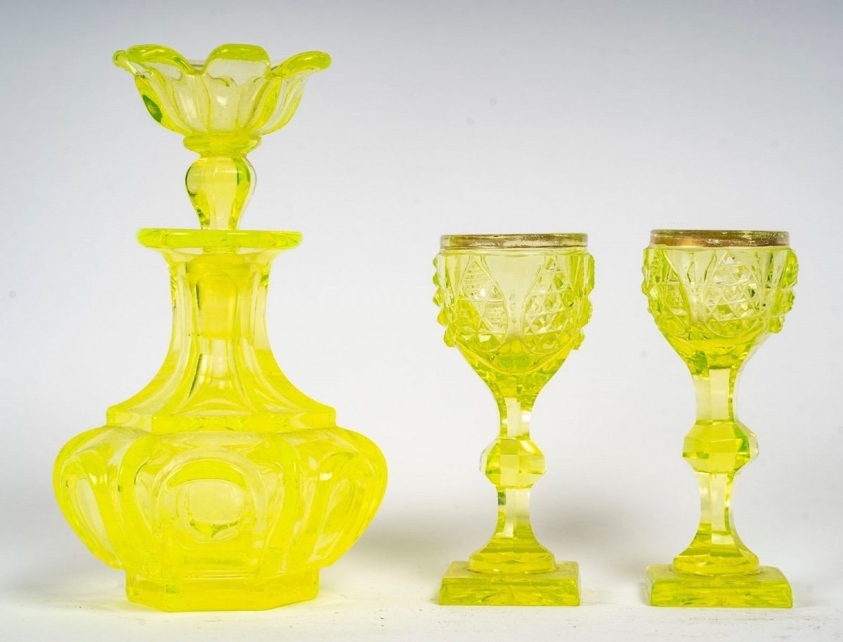 Ensemble en ouraline composé d’un flacon et de deux verres, 19ᵉ siècle