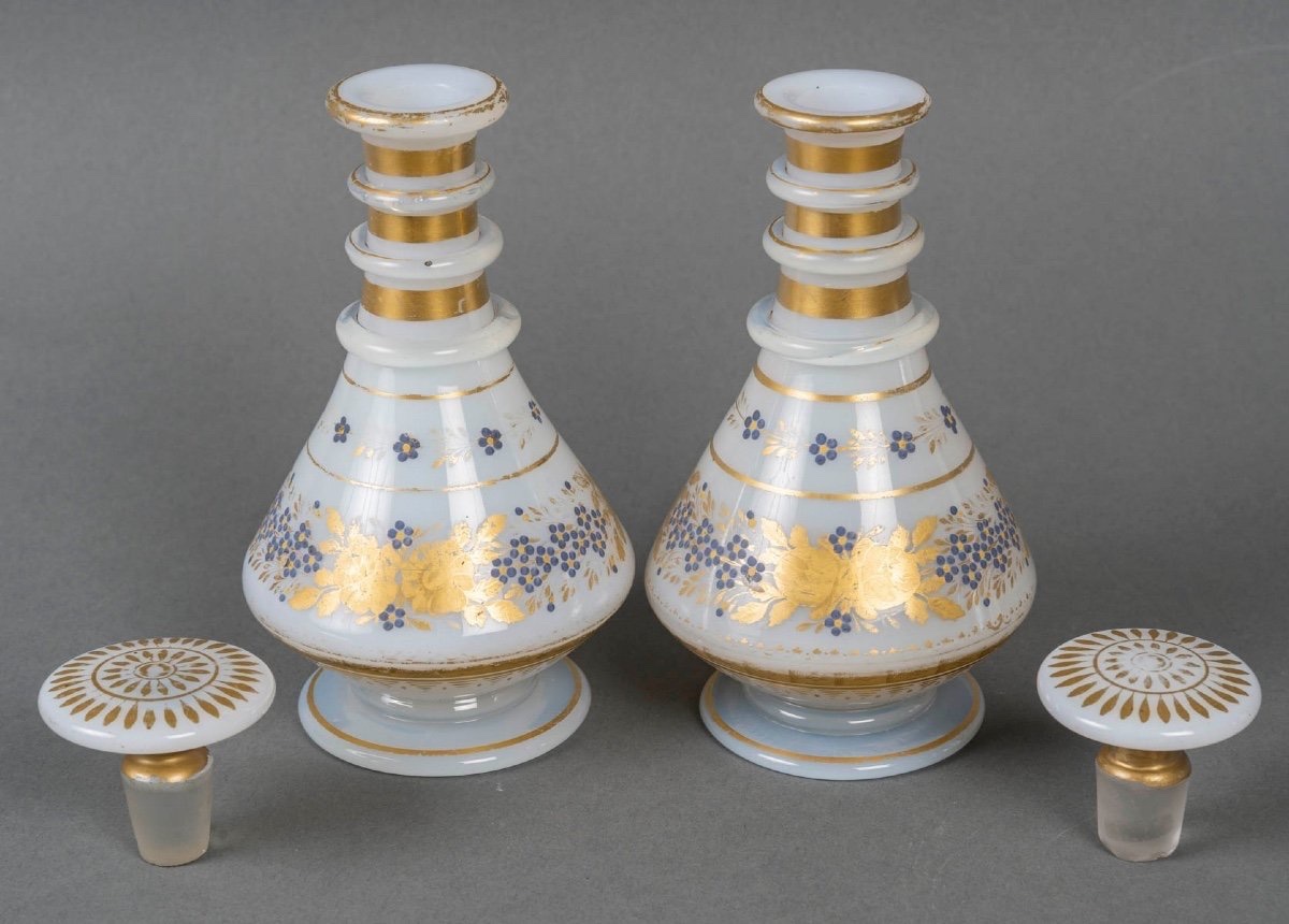 PAIRE DE FLACONS EN OPALINE BLANCHE ÉMAILLÉE OR – STYLE CHARLES X, 19E SIÈCLE-photo-1