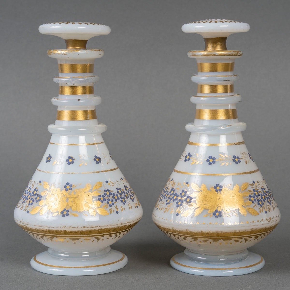 PAIRE DE FLACONS EN OPALINE BLANCHE ÉMAILLÉE OR – STYLE CHARLES X, 19E SIÈCLE