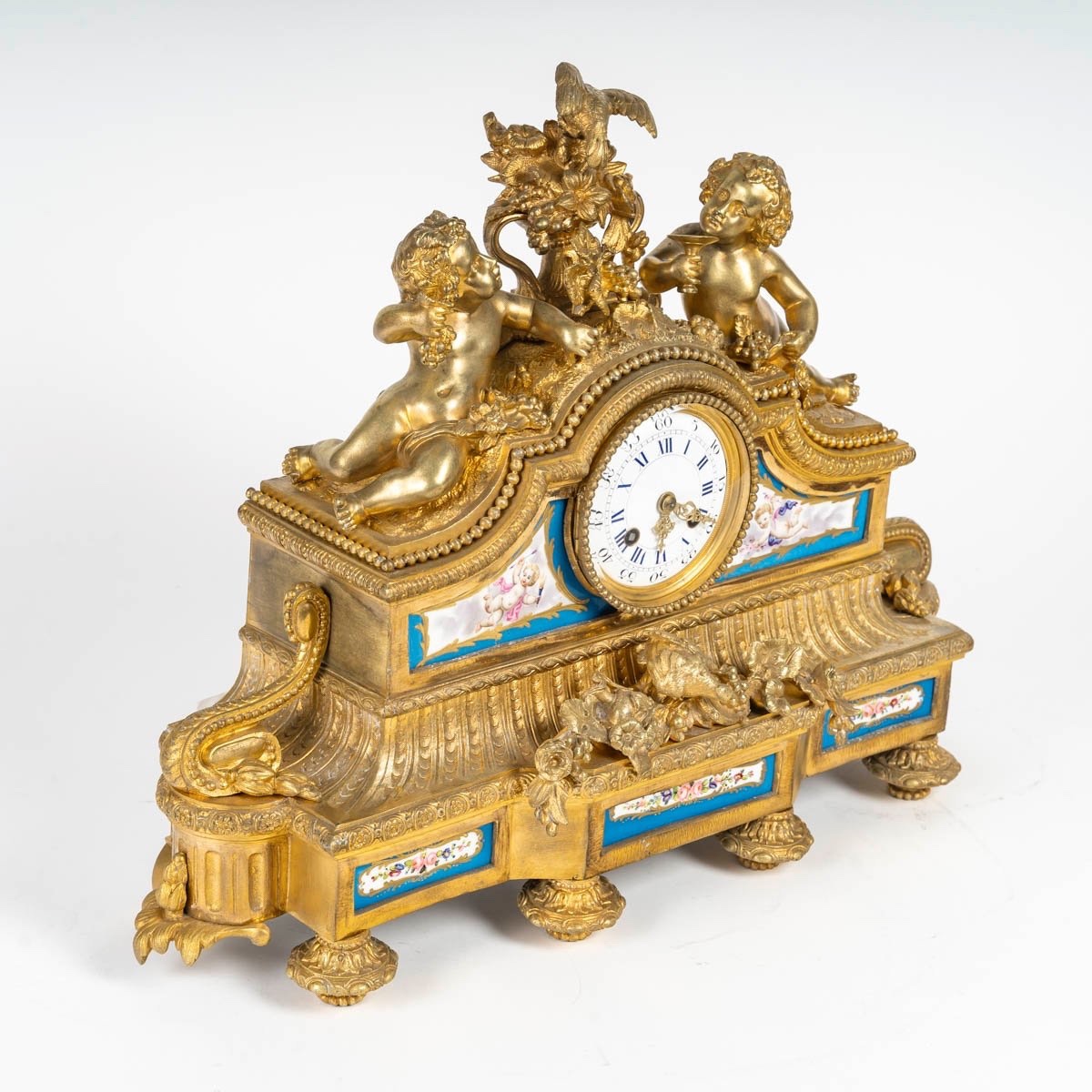 PENDULE EN BRONZE DORÉ ET PLAQUES DE PORCELAINE, 19ᵉ SIÈCLE-photo-3