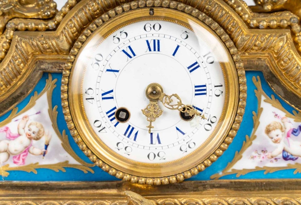 PENDULE EN BRONZE DORÉ ET PLAQUES DE PORCELAINE, 19ᵉ SIÈCLE-photo-1
