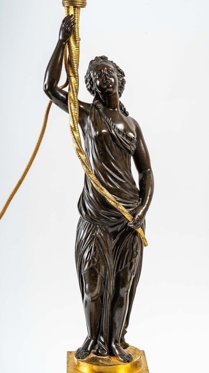 PAIRE DE GRANDS CHANDELIERS AUX CARYATIDES EN BRONZE PATINÉ ET DORÉ, 19ᵉ SIÈCLE-photo-3