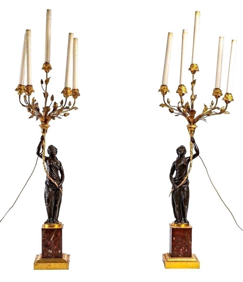 PAIRE DE GRANDS CHANDELIERS AUX CARYATIDES EN BRONZE PATINÉ ET DORÉ, 19ᵉ SIÈCLE
