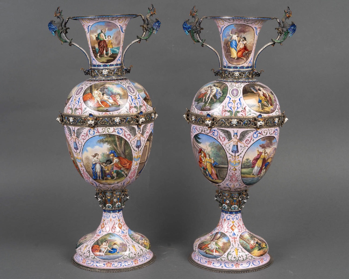 Paire de vases couverts en argent émaillé – Hermann Böhm, Vienne, fin 19e siècle