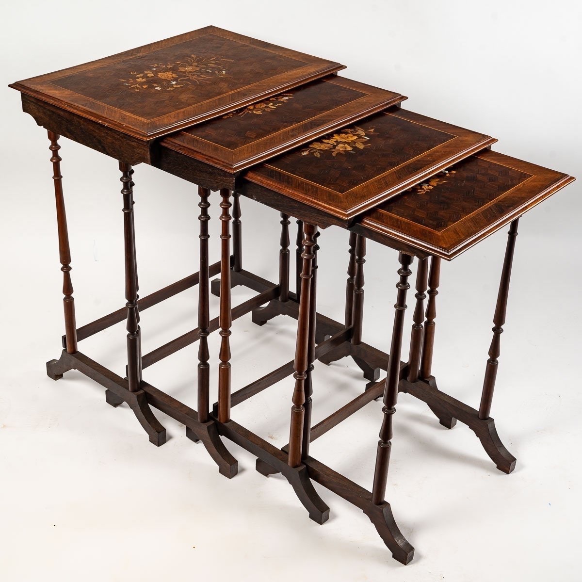 SÉRIE DE TABLES GIGOGNES EN BOIS MARQUETÉ – 19eme siecle