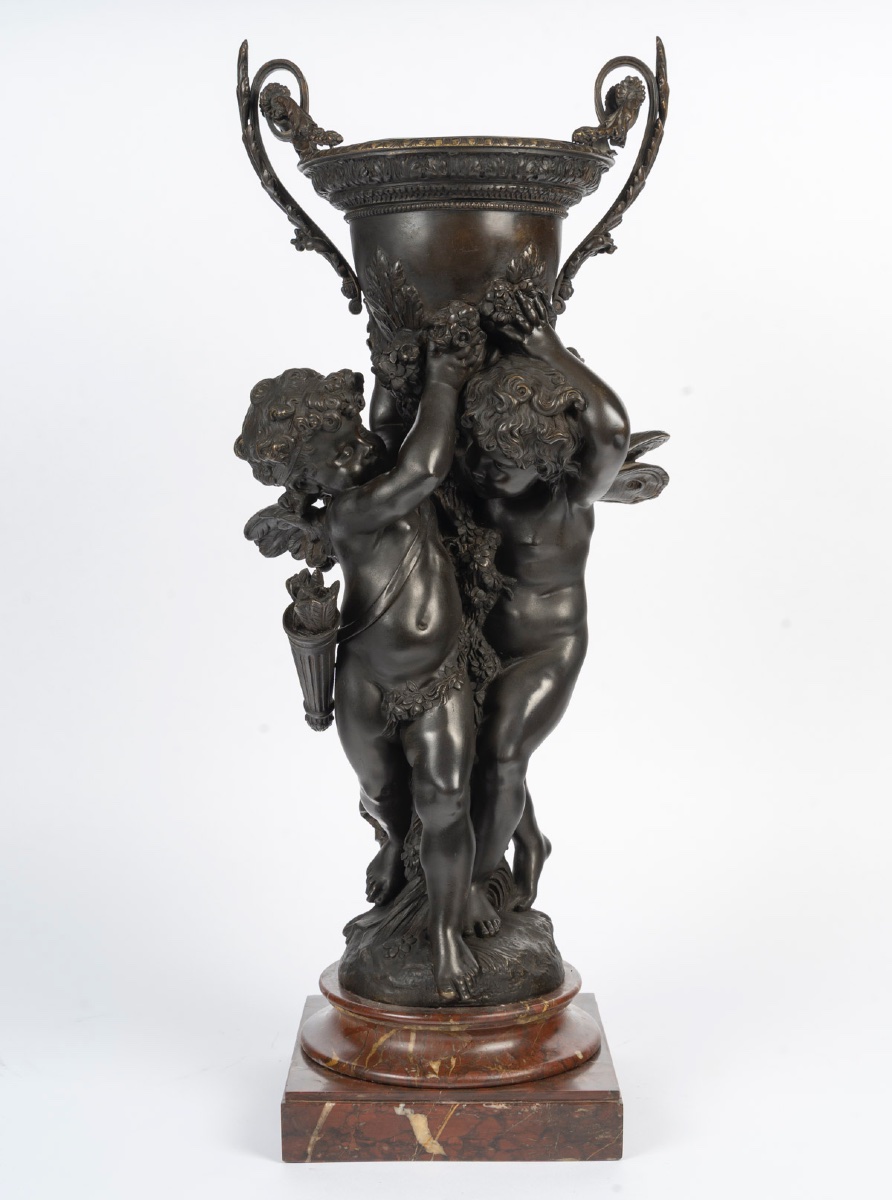Grand vase d’ornement en bronze aux Amours – Style Louis XVI, fin du 19ᵉ siècle