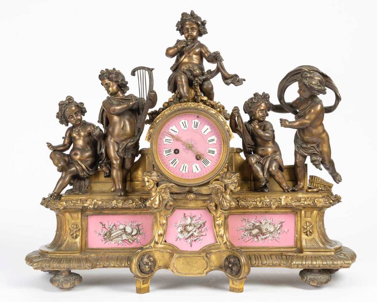 Pendule de cheminée Napoléon III en bronze doré et porcelaine de Sèvres, vers 1860–1880