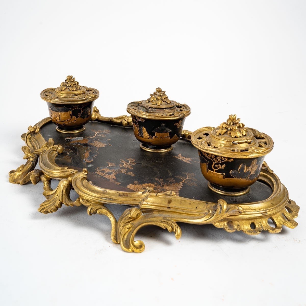 Encrier de bureau de goût chinois en bois laqué et bronze doré – Époque Napoléon III