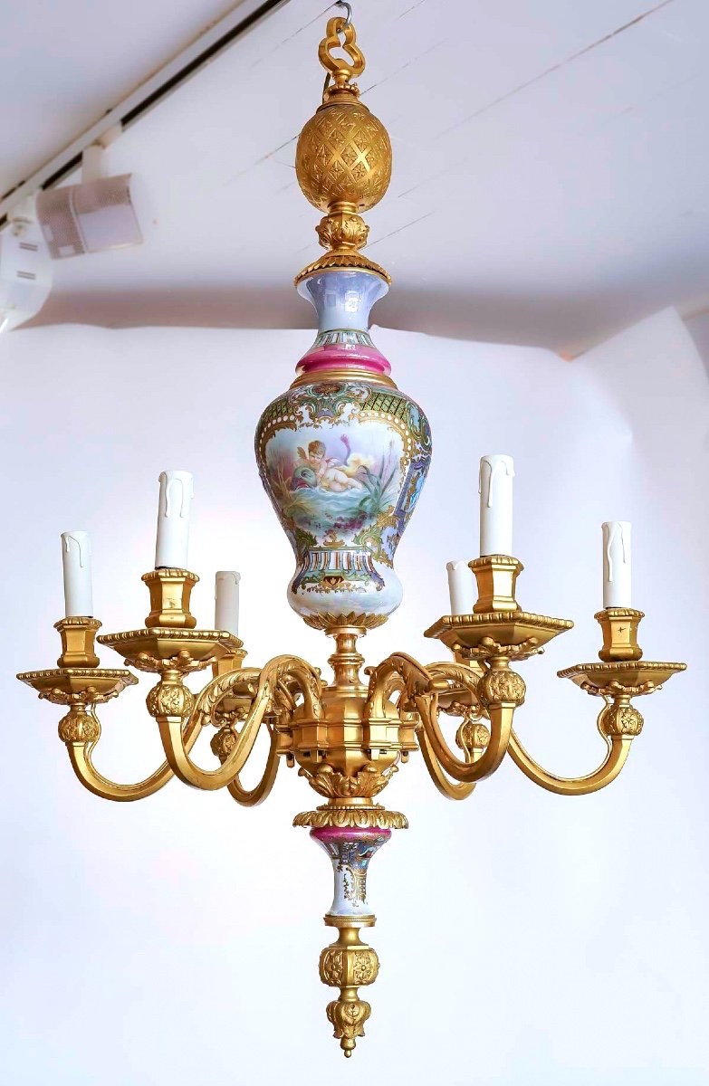 Lustre en bronze doré et porcelaine de la Manufacture de Sèvres – Style Louis XVI