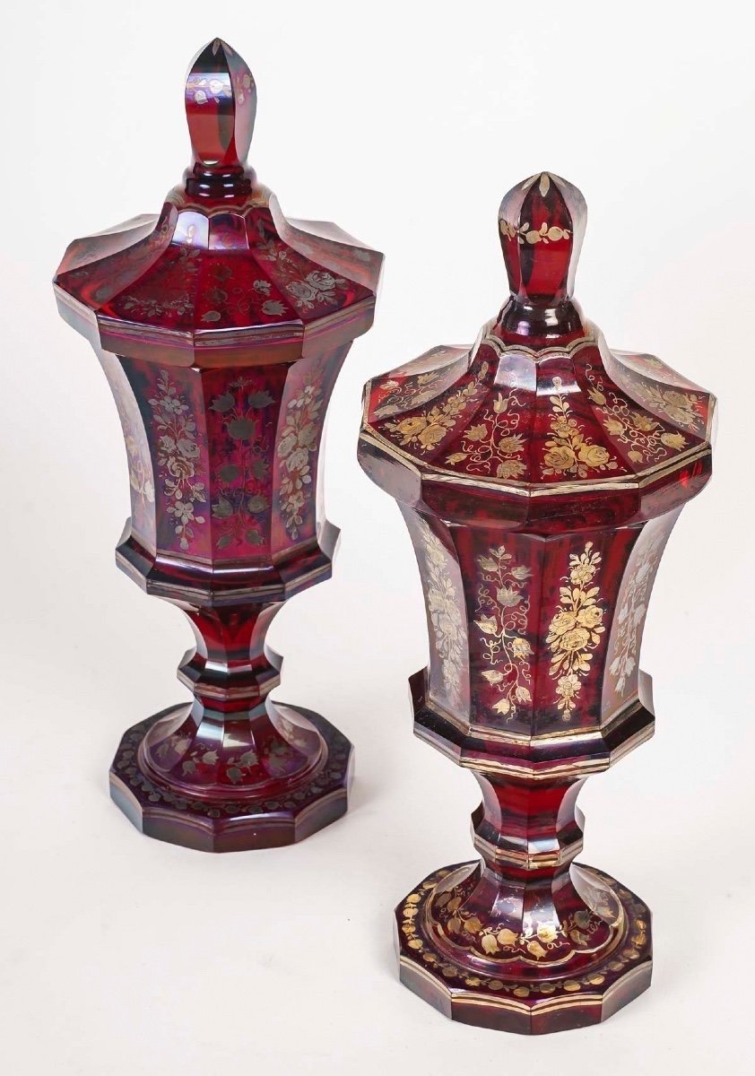 Paire de Gobelets en Verre de Bohême Rouge, Décor Floral – 19e Siècle