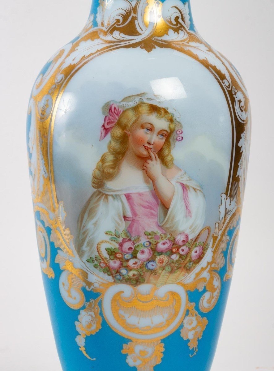 PAIRE DE VASES EN OPALINE BLEUE ET DORÉE – 19ᵉ SIÈCLE-photo-2