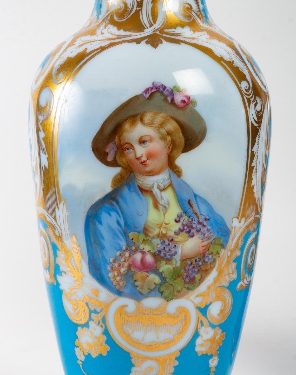 PAIRE DE VASES EN OPALINE BLEUE ET DORÉE – 19ᵉ SIÈCLE-photo-3