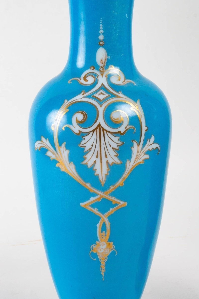 PAIRE DE VASES EN OPALINE BLEUE ET DORÉE – 19ᵉ SIÈCLE-photo-2