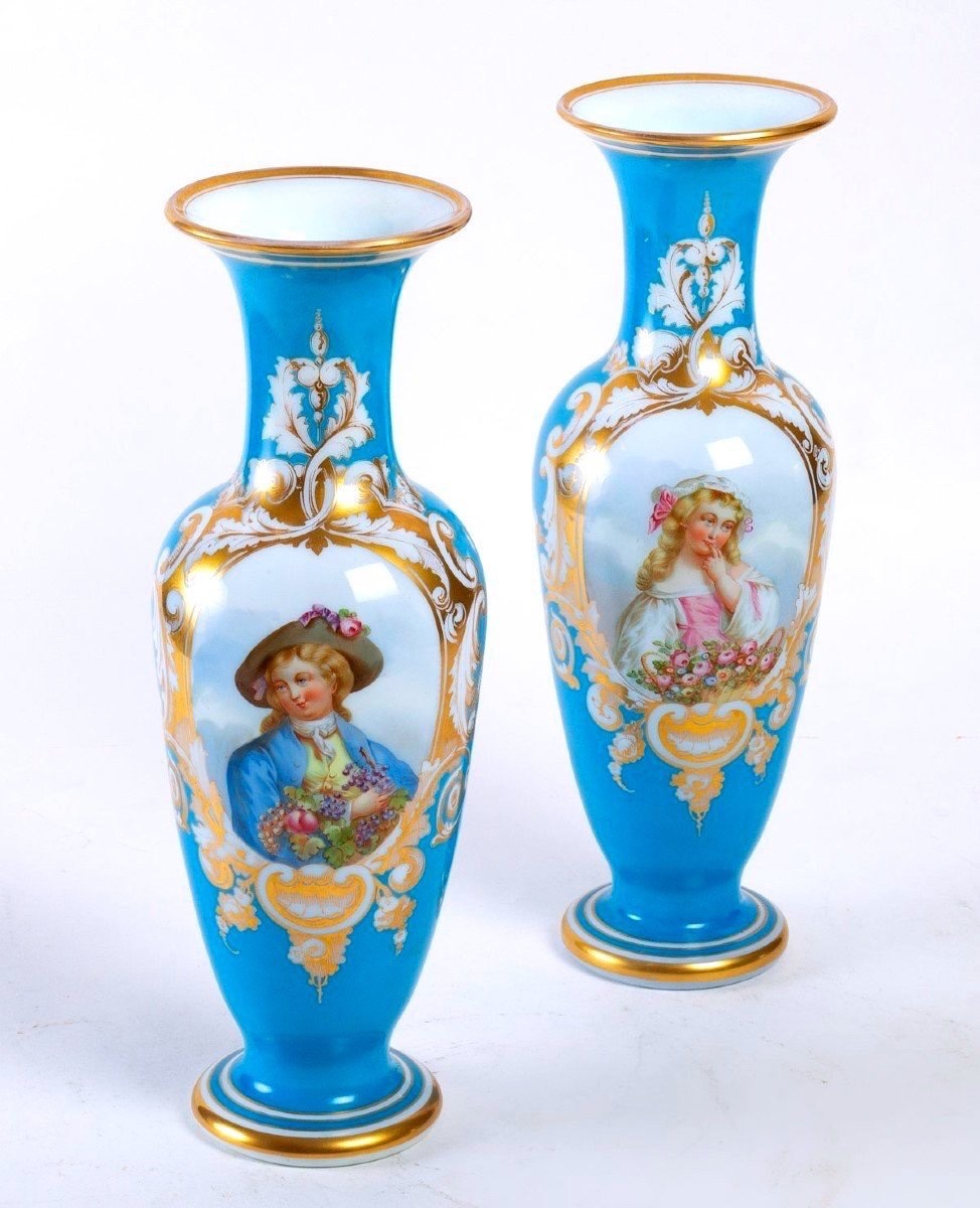 PAIRE DE VASES EN OPALINE BLEUE ET DORÉE – 19ᵉ SIÈCLE
