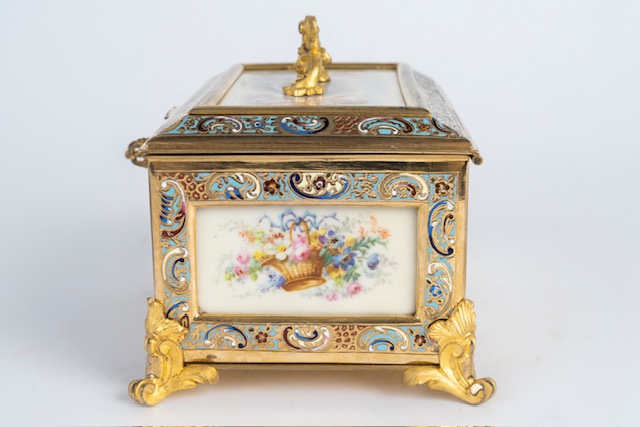 Boîte en porcelaine de Sèvres peinte à la main, monture en bronze cloisonné-photo-1