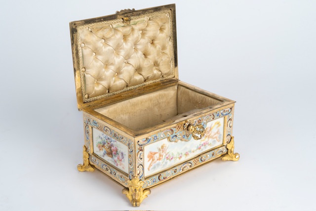Boîte en porcelaine de Sèvres peinte à la main, monture en bronze cloisonné-photo-4