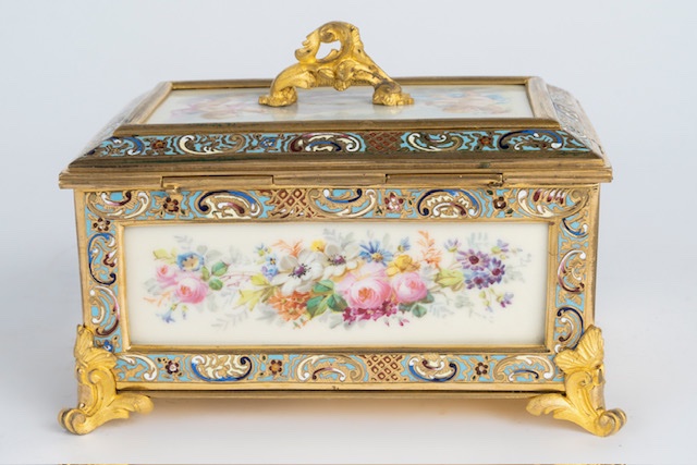 Boîte en porcelaine de Sèvres peinte à la main, monture en bronze cloisonné-photo-2