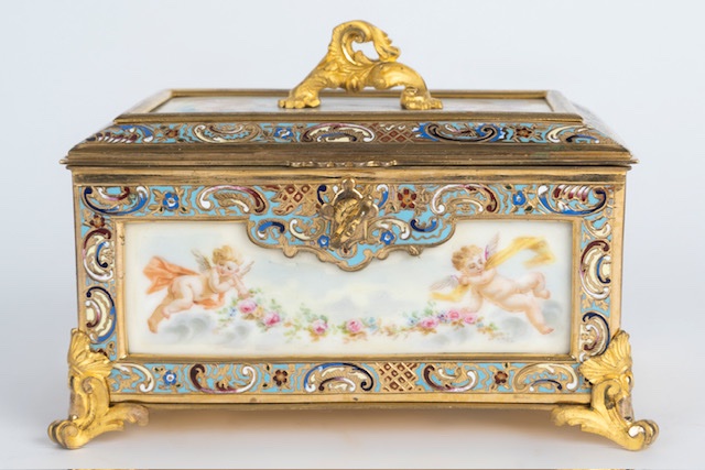 Boîte en porcelaine de Sèvres peinte à la main, monture en bronze cloisonné