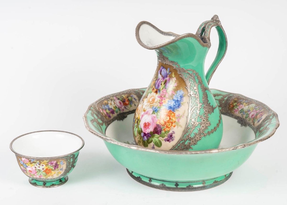 ÉGUIÈRE ET SON BASSIN EN PORCELAINE DE SÈVRES - 19eme siècle 