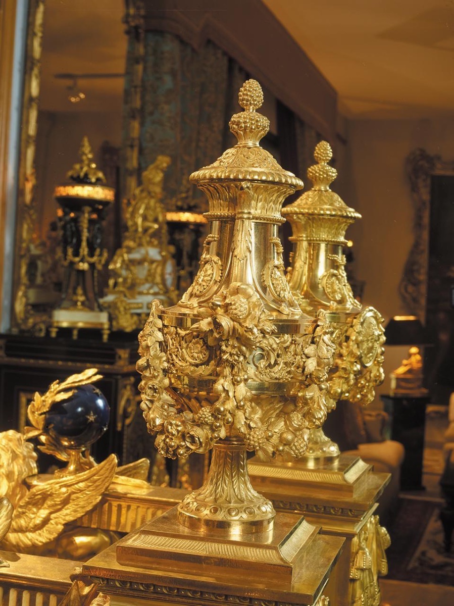 PAIRE DE CHENETS « AUX LIONS AILÉS » EN BRONZE DORÉ Style Louis XVI, Paris, Maison Beurdeley-photo-4