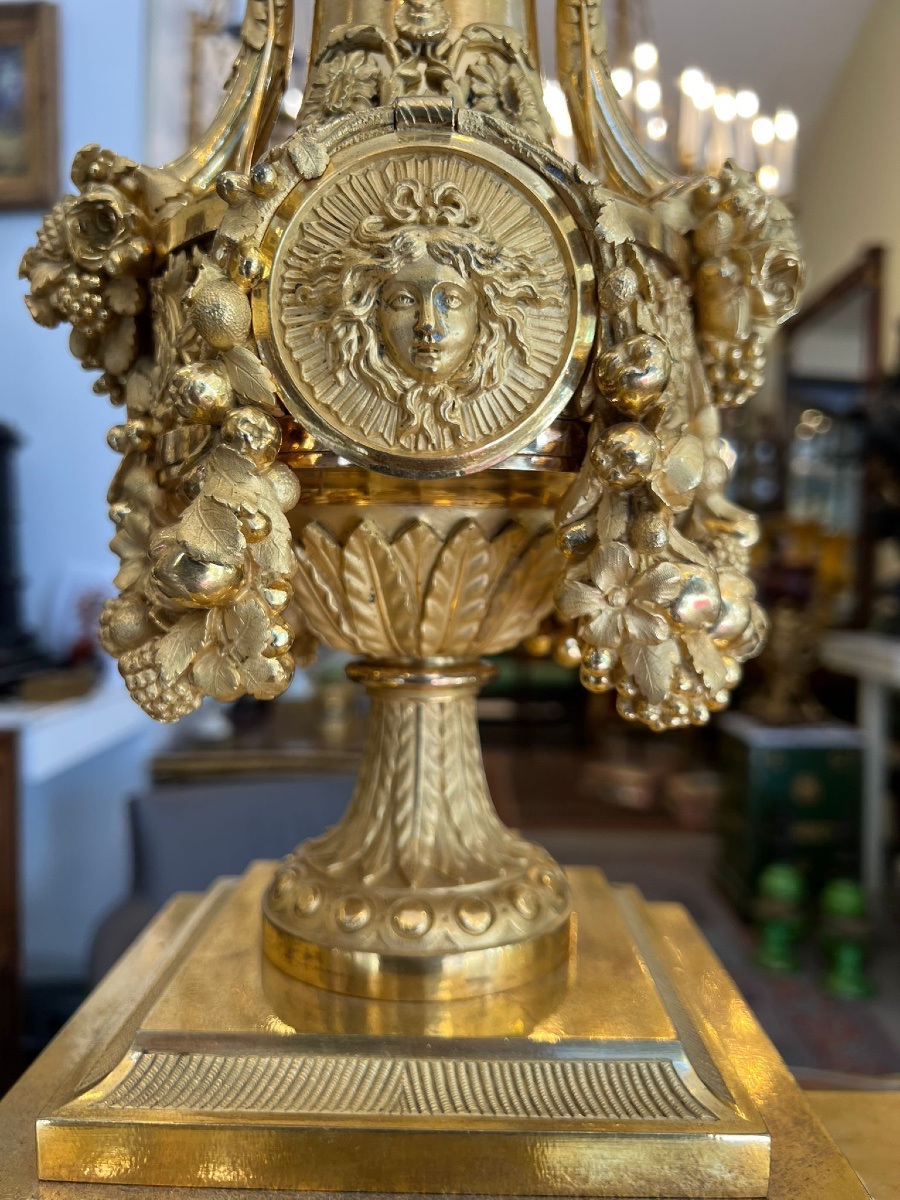 PAIRE DE CHENETS « AUX LIONS AILÉS » EN BRONZE DORÉ Style Louis XVI, Paris, Maison Beurdeley-photo-1