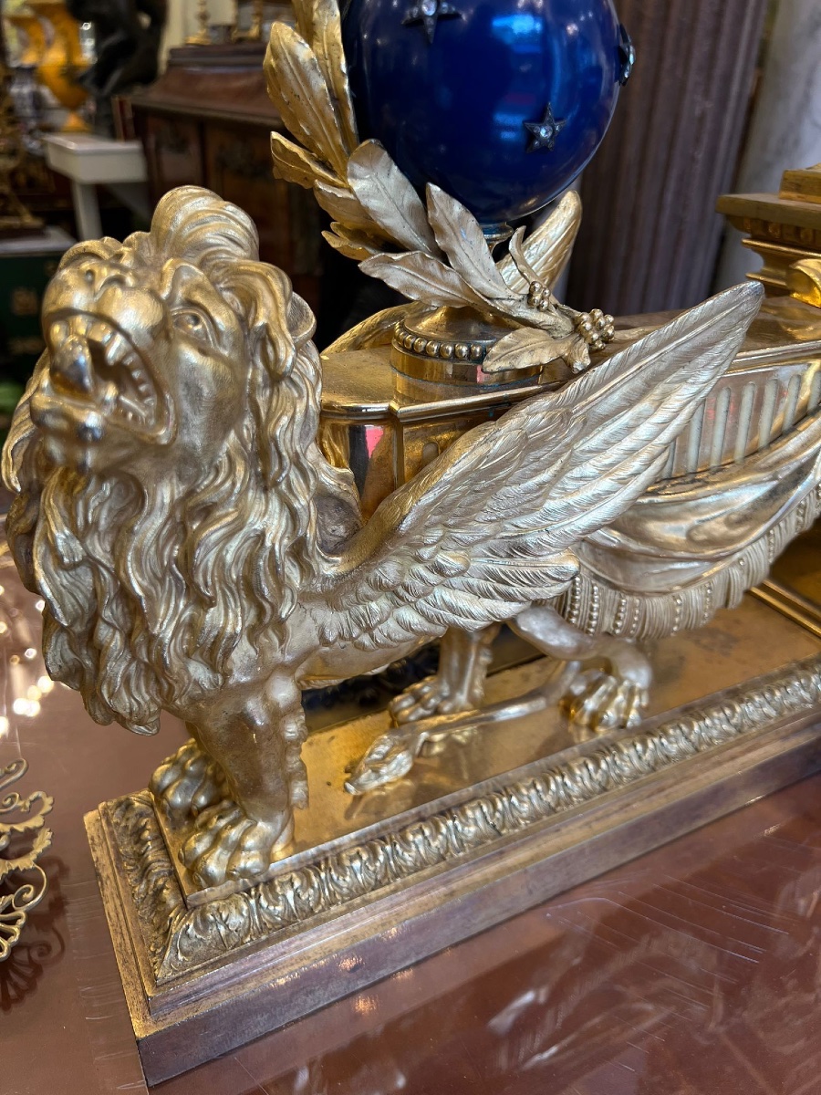 PAIRE DE CHENETS « AUX LIONS AILÉS » EN BRONZE DORÉ Style Louis XVI, Paris, Maison Beurdeley-photo-3