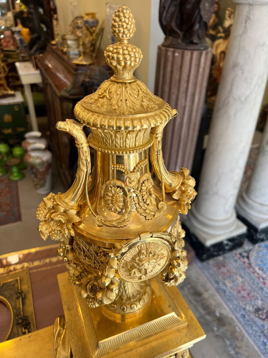 PAIRE DE CHENETS « AUX LIONS AILÉS » EN BRONZE DORÉ Style Louis XVI, Paris, Maison Beurdeley-photo-4
