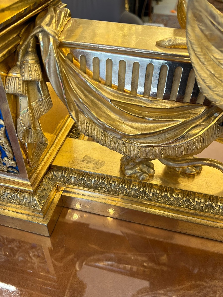 PAIRE DE CHENETS « AUX LIONS AILÉS » EN BRONZE DORÉ Style Louis XVI, Paris, Maison Beurdeley-photo-6