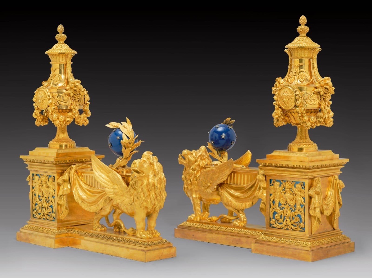 PAIRE DE CHENETS « AUX LIONS AILÉS » EN BRONZE DORÉ Style Louis XVI, Paris, Maison Beurdeley
