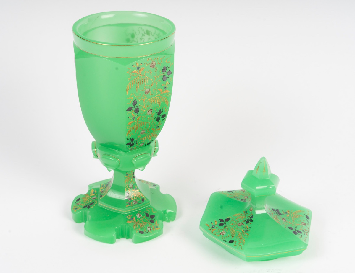 19th-century Green Opaline Covered Vase-photo-2