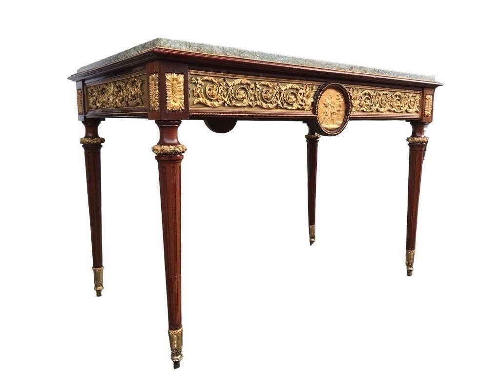 TABLE DE SALON EN ACAJOU ET BRONZE DORÉ, 19ᵉ SIÈCLE