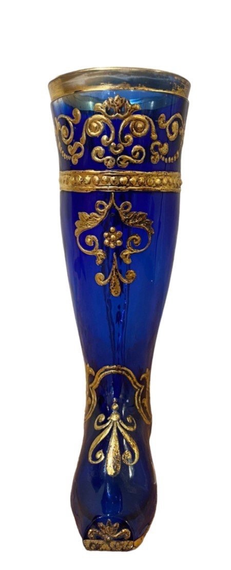 BOTTE DE BOHÈME BLEUE EN CRISTAL ÉMAILLÉ ET DORÉ, 19ᵉ SIÈCLE