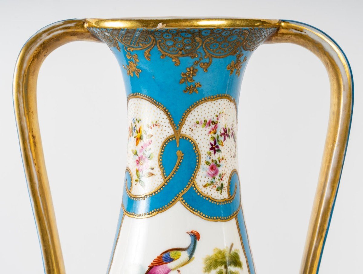 Paire De Vases En Porcelaine, d'époque Du 19me Siècle.-photo-1