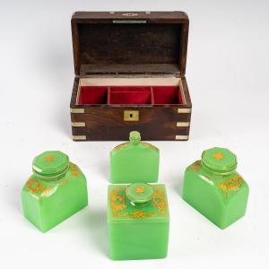 Coffret de Flacons en Opaline Verte Émaillée – 19e Siècle